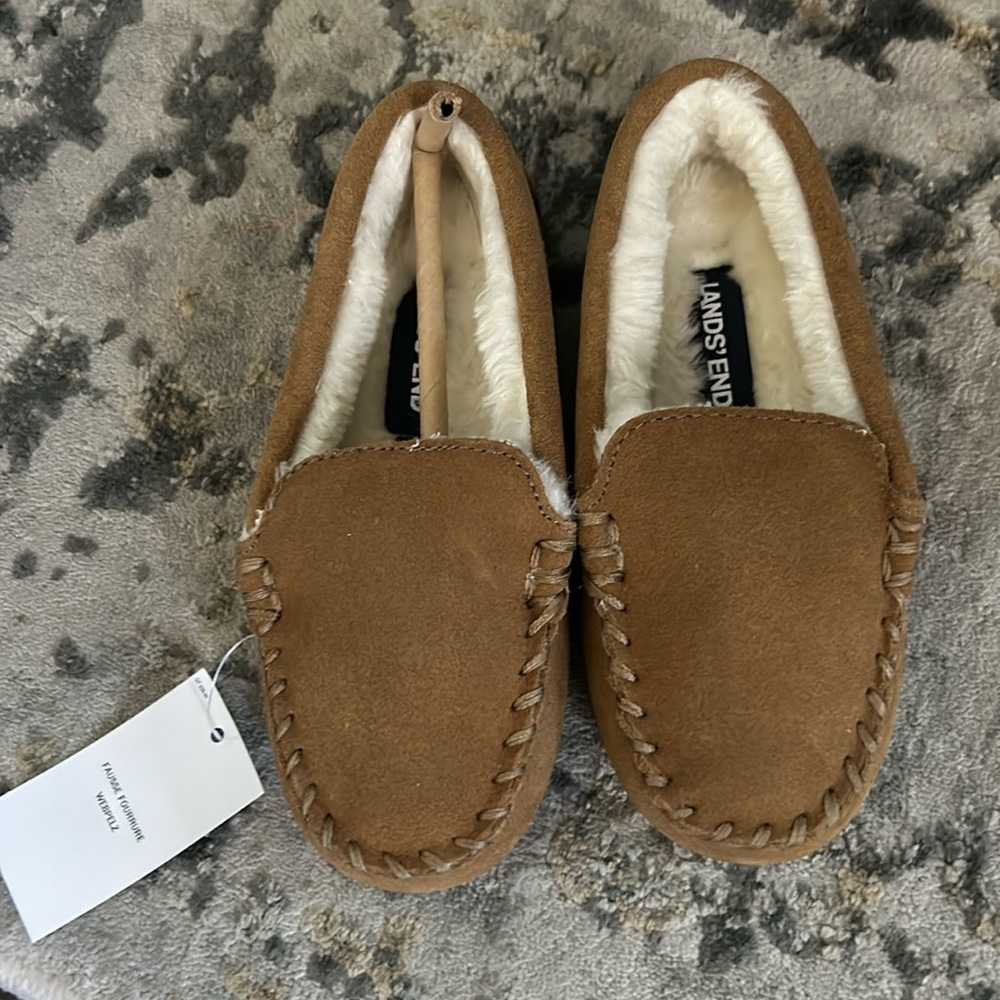 Land’s End suede moccasin slippers with faux fur lining. Youth size 10. NWT